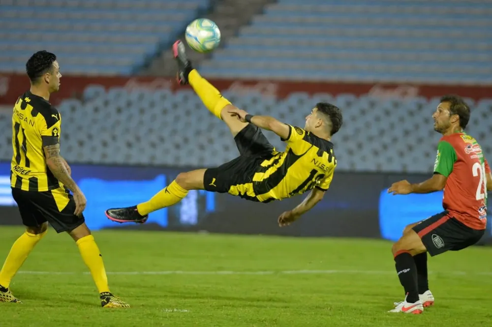 Agustín Álvarez Martínez de Peñarol ante Boston River; el juvenil anotó el segundo de los aurinegros