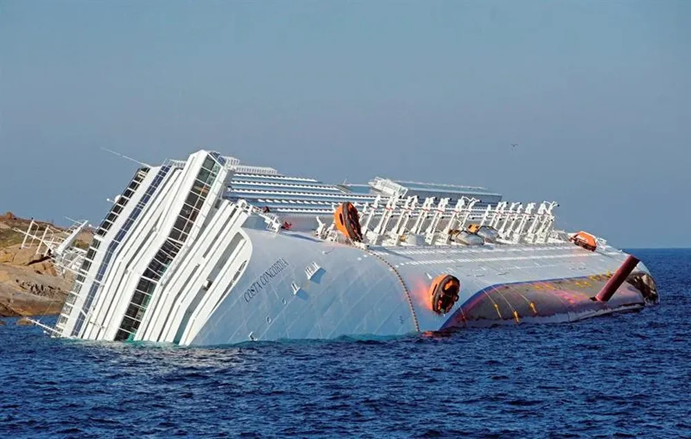 El crucero Costa Concordia se hunde en las costas italianas