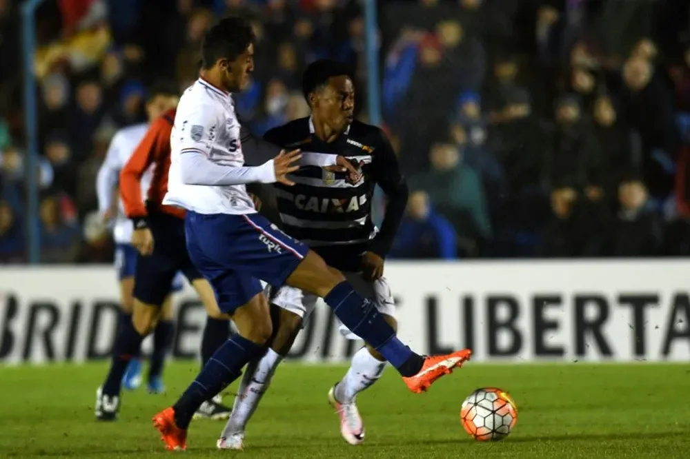 Kevin Ramirez pelea la pelota con Elias en el partido de ida contra Corinthians en el Parque Central