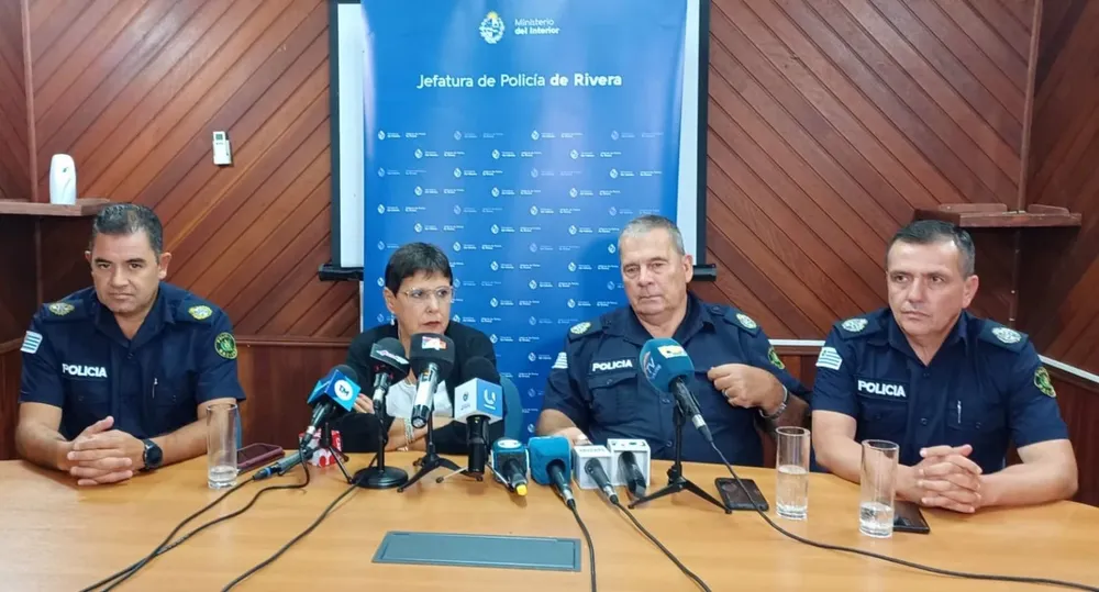 Conferencia de prensa de la fiscal Alejandra Domínguez, acompañada de los jefes de Policía de Artigas, Tacuarembó y Rivera