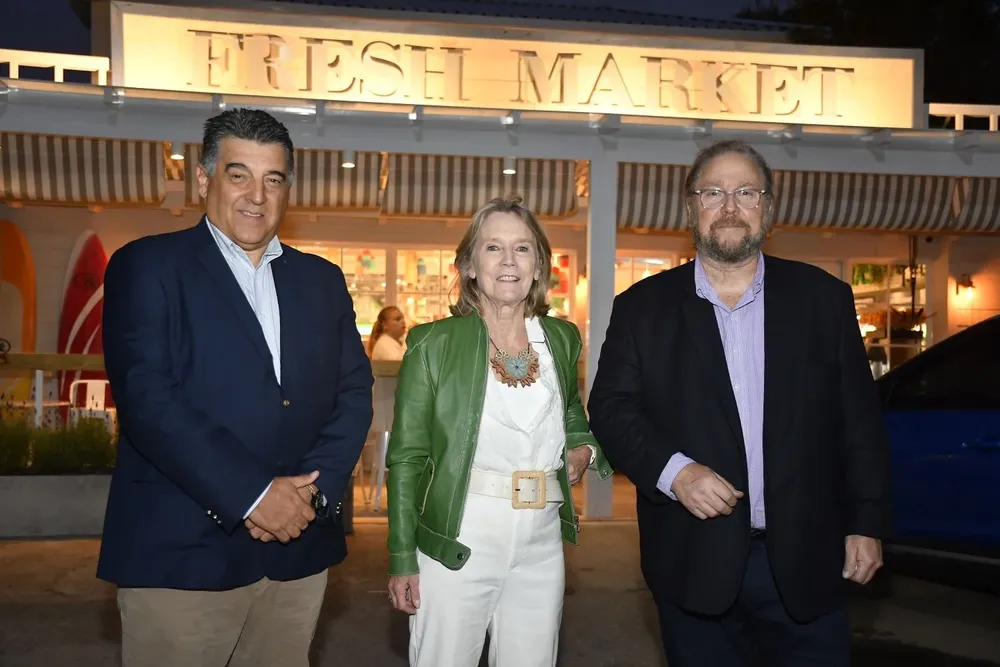 Autoridades en la apertura del local