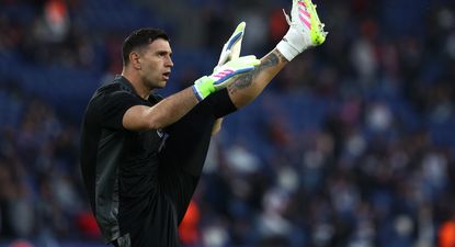 Dibu Martínez en un partido