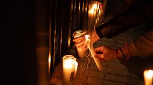 Velas para homenajear a las víctimas de la dana, en la Rambla del Poyo, en Paiporta, Valencia.  Velas para homenajear a las víctimas de la dana, en la Rambla del Poyo, en Paiporta, Valencia.