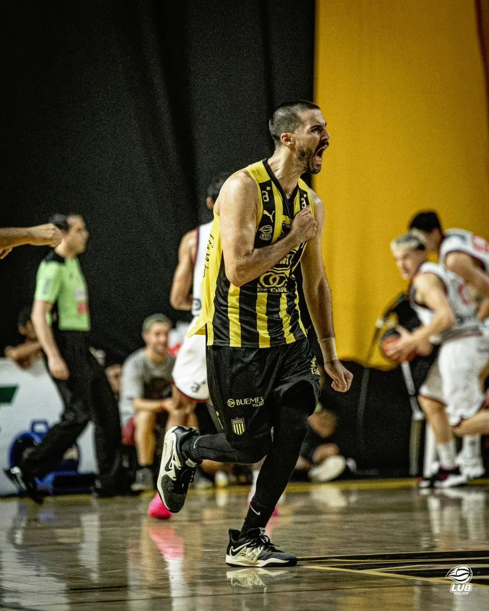 Joaquín Osimani celebró el triunfo de Peñarol ante Nacional por la Liga Uruguaya de Básquetbol