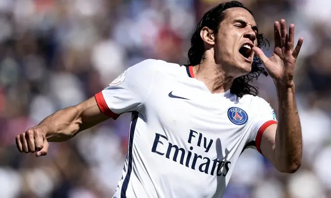 Cavani y su sana costumbre, el festejo de un nuevo gol