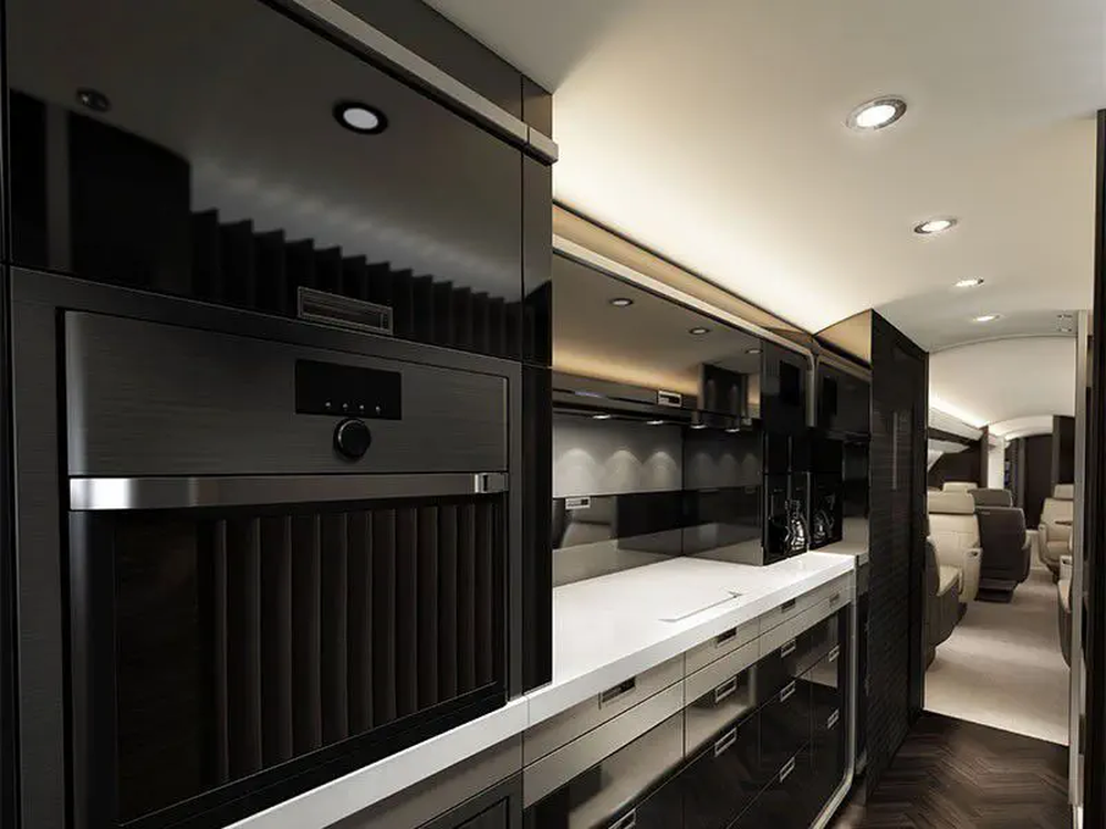 Parte de la cocina del avión privado que transportó a Carlo Ancelotti desde Europa a Rio de Janeiro Parte de la cocina del avión privado que transportó a Carlo Ancelotti desde Europa a Rio de Janeiro
