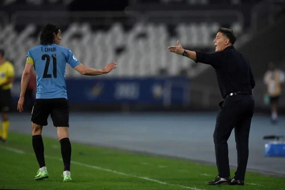Cavani y Berizzo y el diálogo en pleno partido