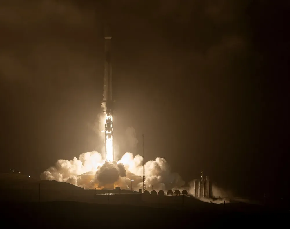En esta imagen cortesía de la NASA publicada el 23 de noviembre de 2021, el cohete SpaceX Falcon 9 se lanza con la prueba de redirección un asteroide.