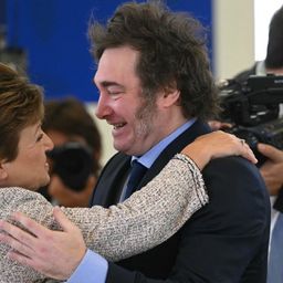 El presidente Javier Milei y la directora gerente del Fondo Monetario Internacional, Kristalina Georgieva en la cumbre del G7 en Bari, Italia