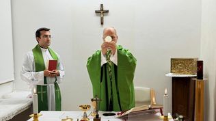 Vaticano compartió las primeras fotos del papa después de la operación de cáncer: el pontífice celebró misa en el hospital