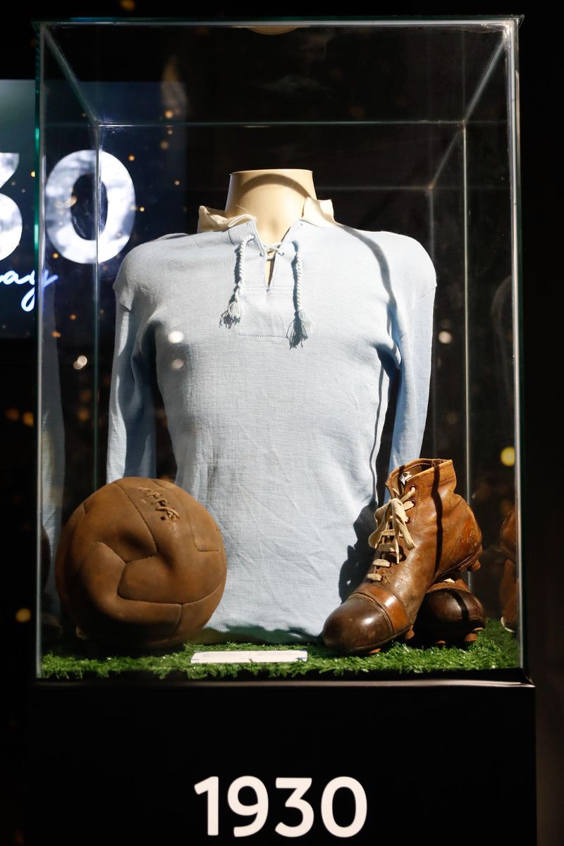 Camisetas de Uruguay de 1930 y del "Maracanazo", botines de Alcides Ghiggia y una casaca de Diego Maradona, se destacan en una muestra de un coleccionista privado en el museo de Conmebol; mirá las fotos