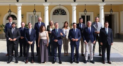 el presidente del PP, Alberto Núñez Feijóo, junto a los barones del PP, al llegar a una reunión con los presidentes autonómicos del Partido Popular.