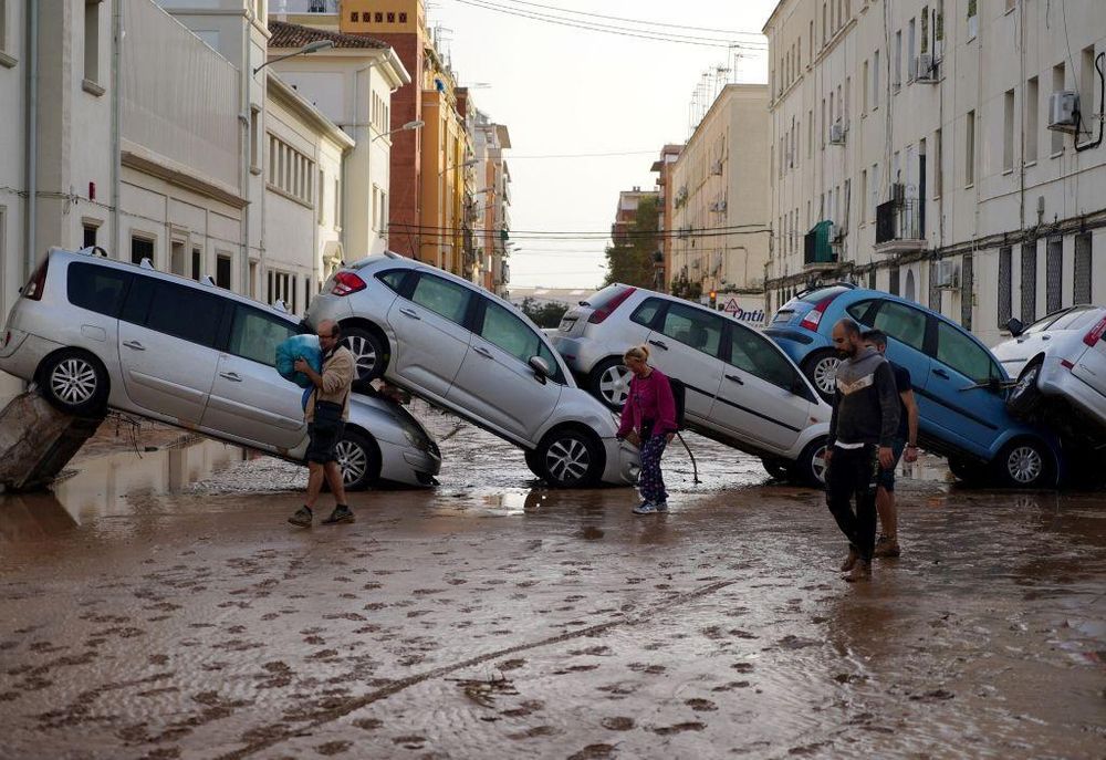 La fuerza del agua arrastró autos y derribó puentes.