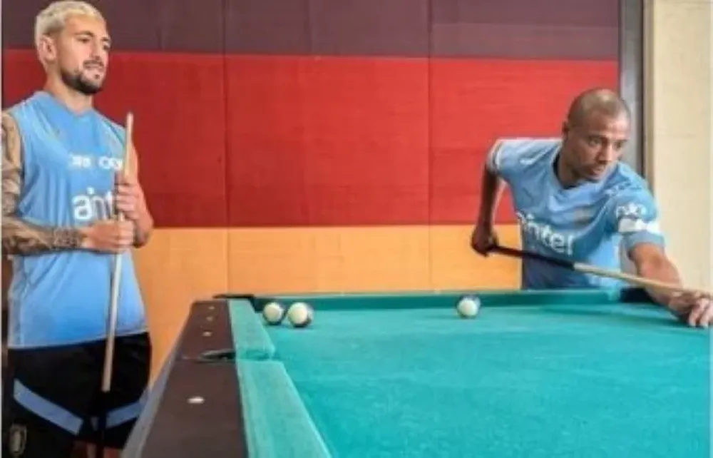 De Arrascaeta y De La Cruz en la concentración de Uruguay