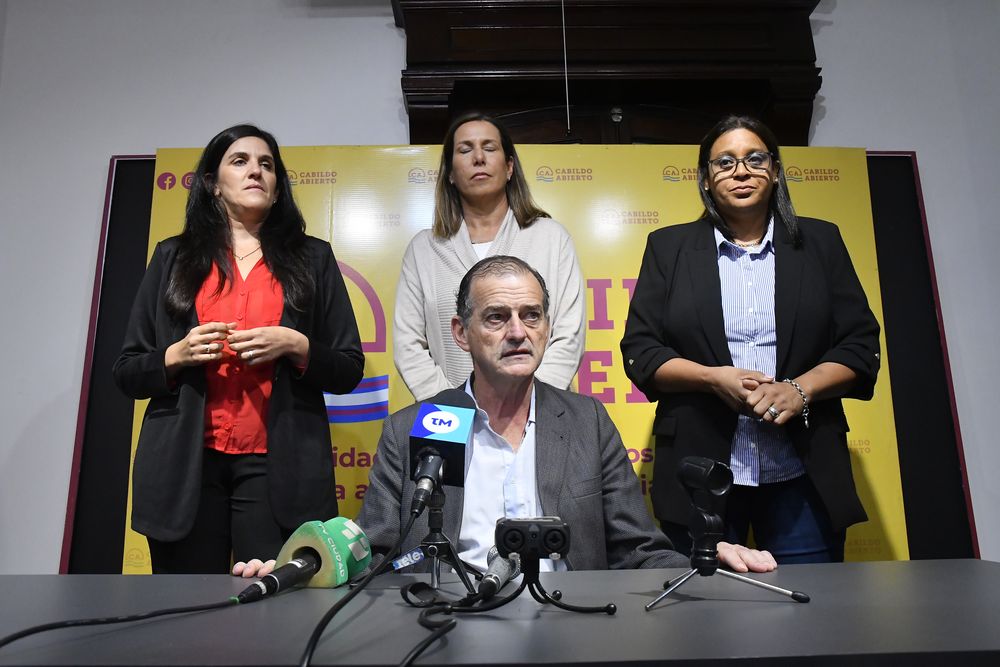 Lorena Quintana, Rossana de Oliveira y la implicada Verónica González junto a Guido Manini Ríos en conferencia de prensa
