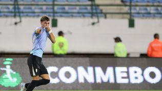 Juan Rodríguez de Uruguay celebra un gol ante Chile