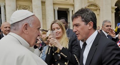 El papa Francisco con Antonio Banderas en la Plaza San Pedro, en Roma. TWITTER