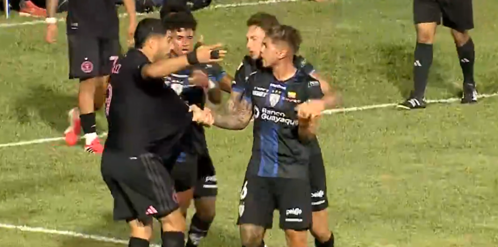 El cruce de Luis Suárez y Jordy Alcívar El cruce de Luis Suárez y Jordy Alcívar