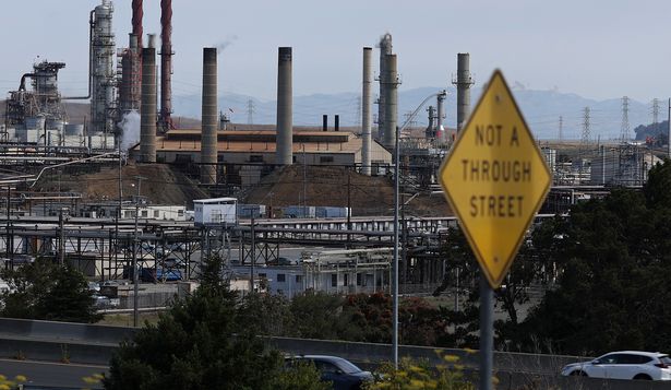 La refinería en Richmond, California, de Chevron, que mudará dar sus oficinas corporativas a Texas. 