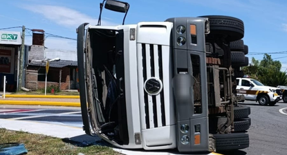 ruta 1 parcialmente obstruida tras vuelco de camion con cisterna cargada de leche: conductor resulto lesionado