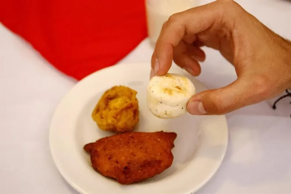 Colombia- Un hombre probando un plato en un restaurante de Medellín