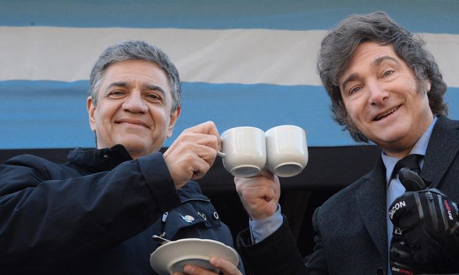 El jefe de Gobierno de la Ciudad de Buenos Aires Jorge Macri y el presidente de la Nación Javier Milei en el desfile militar por el 208° aniversario de la Declaración de Independencia argentina