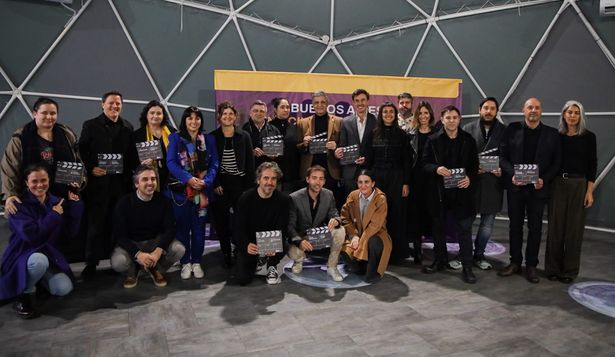 La ministra de Cultura de la Ciudad Gabriel Ricardes, el jefe de Gobierno porteño Jorge Macri y el ministro de Desarrollo Económico Roberto García Moritán junto a los ganadores del programa BA Producción Internacional