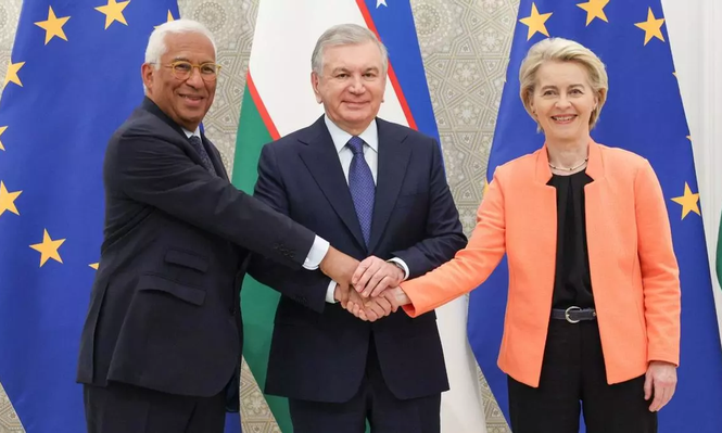 Los presidentes del Consejo Europeo, Antonio Costa (i) y de la Comisión Europea, Ursula von der Leyen (d), junto al Presidente de Uzbekistan, Shavkat Mirziyoyev (c), durante la primera cumbre de la Unión Europea (UE) con cinco países de Asia Central en Samarkand&nbsp;