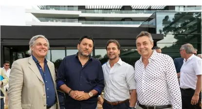 Rodean al presidente Luis Lacalle, el canciller Francisco Bustillo; Gabriel Hochbaum, accionista del Grupo América; y el presidente de Solanas, Raúl Mochón