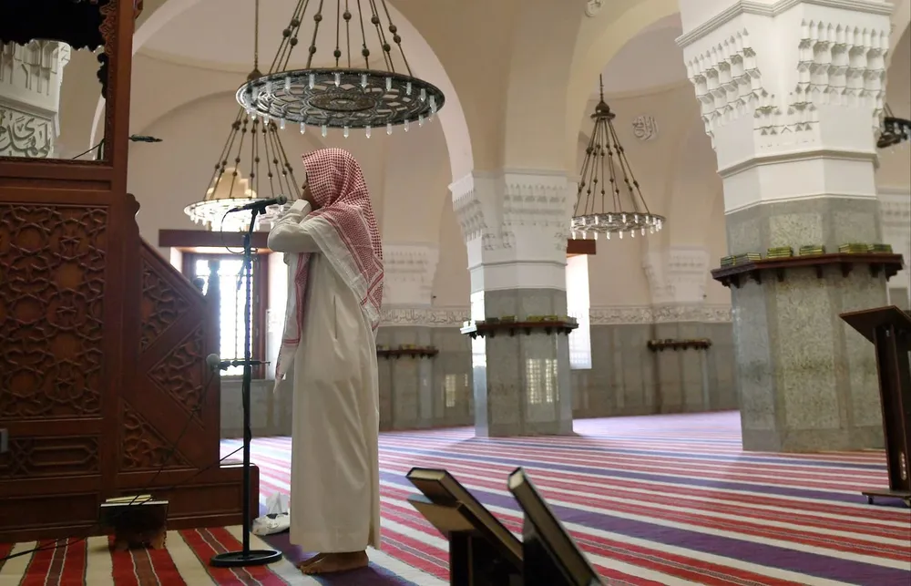 El gobierno de Arabia Saudita ordenó que el volumen de los altavoces de las mezquitas se limite a un tercio de su capacidad máxima y exigió que los sermones dejen de emitirse en su totalidad.