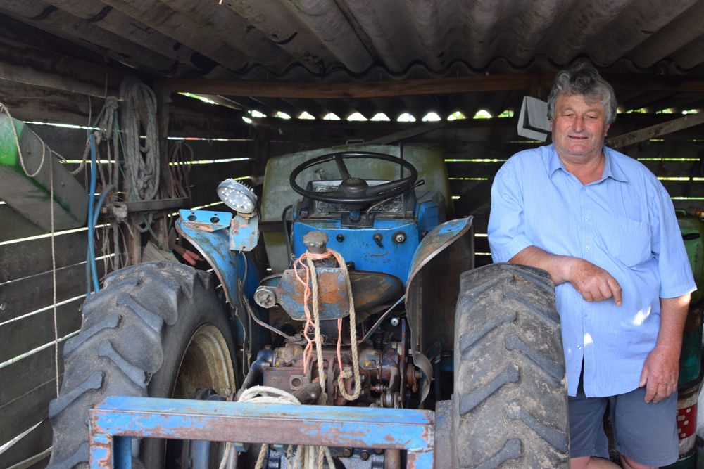 Granja: aunque el viento sople en contra hay motivos para no bajar los brazos en la granja (en la foto Mario junto al viejo tractor Universal, una de las herramientas que atesora, comprado con un préstamo del BROU por $ 90 mil de la época, en la década de 1980).