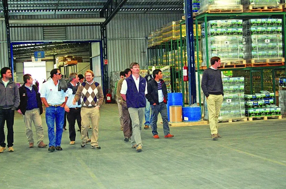 Una parte de los viajeros a Valencia recorrió la planta de Tafirel antes de partir