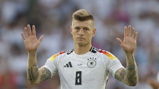 Toni Kroos se despide de su afición al término del partido de cuartos de final de la Eurocopa 2024 que España y Alemania han disputado en Stuttgart.&nbsp;
