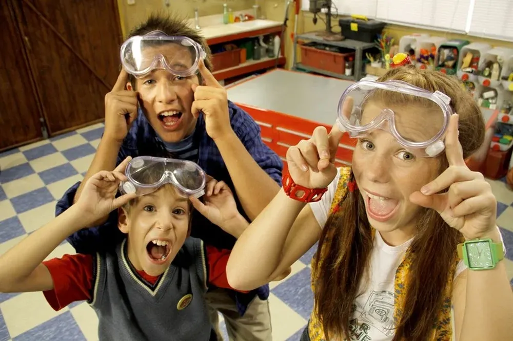 Lola, Andy y Pepe son el trío protagonista de la sitcom de ciencia para chicos