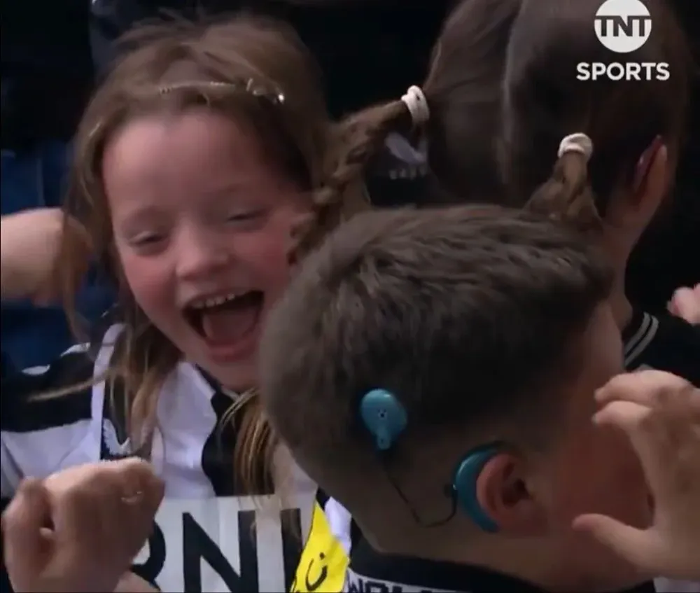 La alegría de los niños y niñas sordos por el festejo de Dan Burn de Newcastle United
