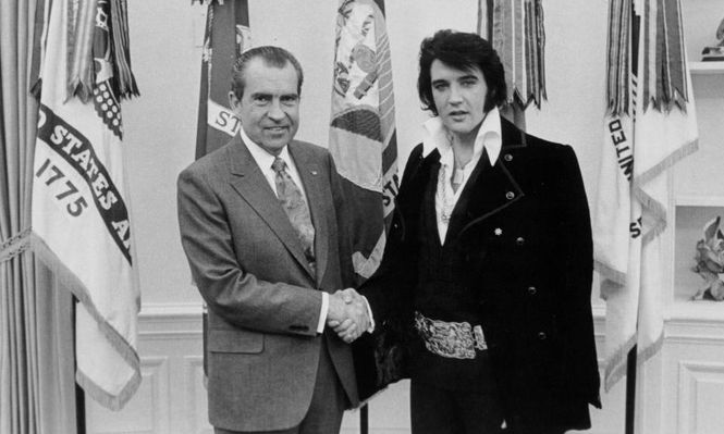 La foto de Richard Nixon dándole la mano a Elvis Presley en la Oficina Oval de la Casa Blanca, es el documento más solicitado de los Archivos Nacionales de EE.UU.