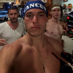 Manuel Ugarte disfruta con amigos sus vacaciones en Cancún