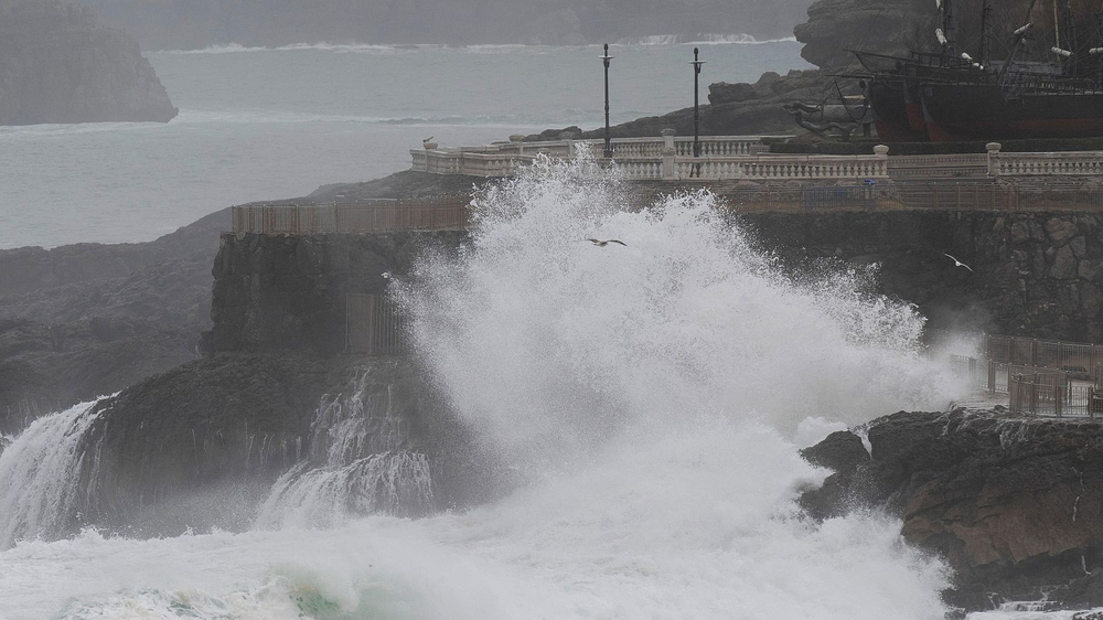 Olas gigantes en la costa gallega.