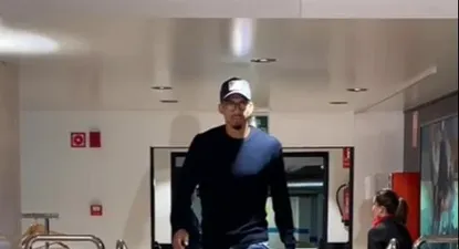 Ronald Araujo al llegar al Camp Nou sin muletas
