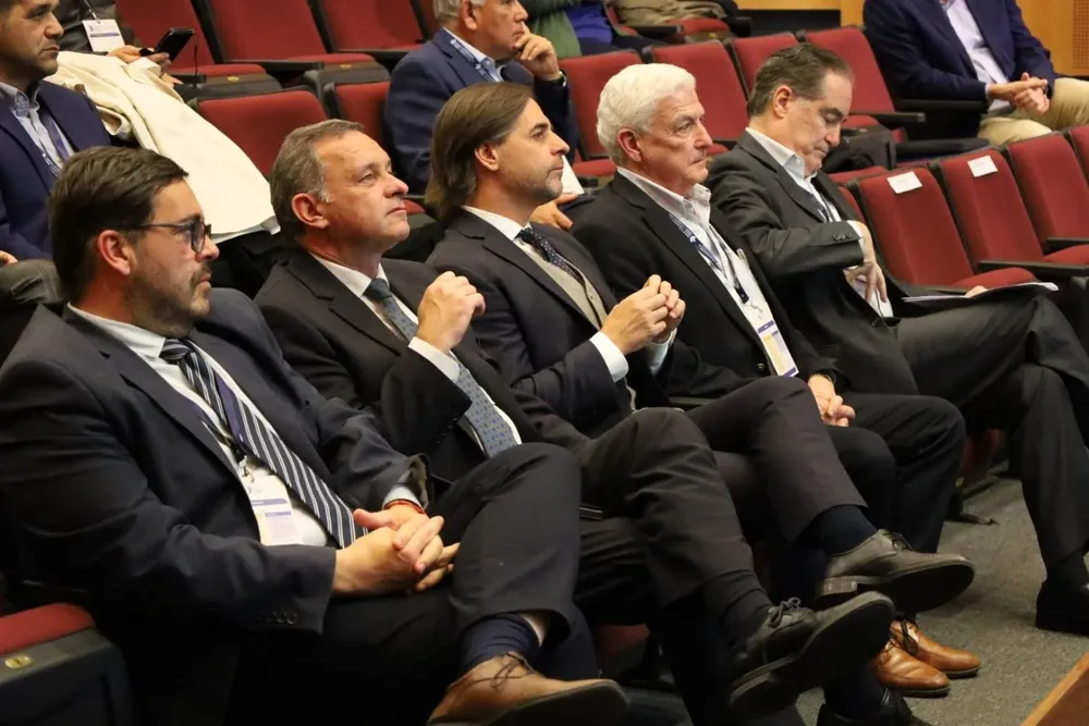 Buffa, Delgado, Lacalle Pou, Stanham y el moderador del foro, Nicolás Lussich.