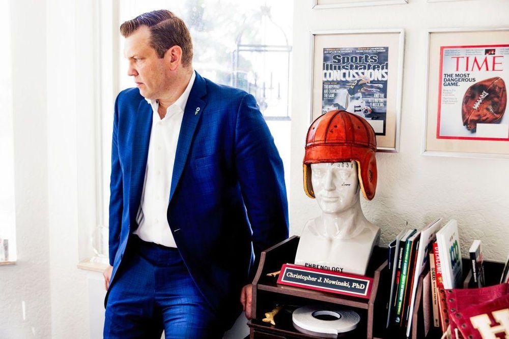 Después de su accidente, Nowinski se dedicó al estudio de la encefalopatía traumática crónica.