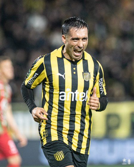 Walter Báez celebra el 2-0 de Peñarol ante Rampla