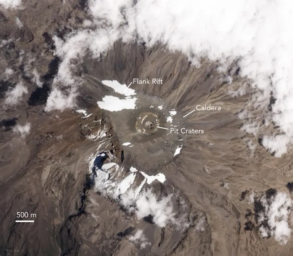 Kilimanjaro, Tanzania Es un volcán en actividad, ubicado en el este de África, una zona donde además se encuentran varios glaciares.