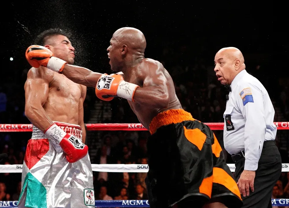 Ortiz de guardia baja, Mayweather lo manda a la lona