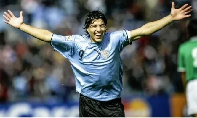 Luis Suárez y su primer festejo con la selección de Uruguay en un partido de Eliminatorias ante Bolivia