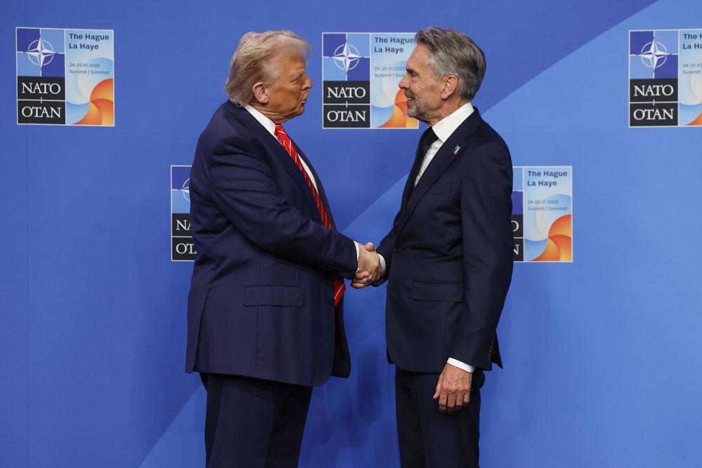 Donald Trump saluda al jefe de la OTAN, Mark Rutte, en la cumbre de La Haya. EFE