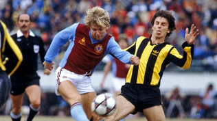 Miguel Bossio de Peñarol marca a Gary Shaw de Aston Villa en la final de la Copa Intercontinental de 1982