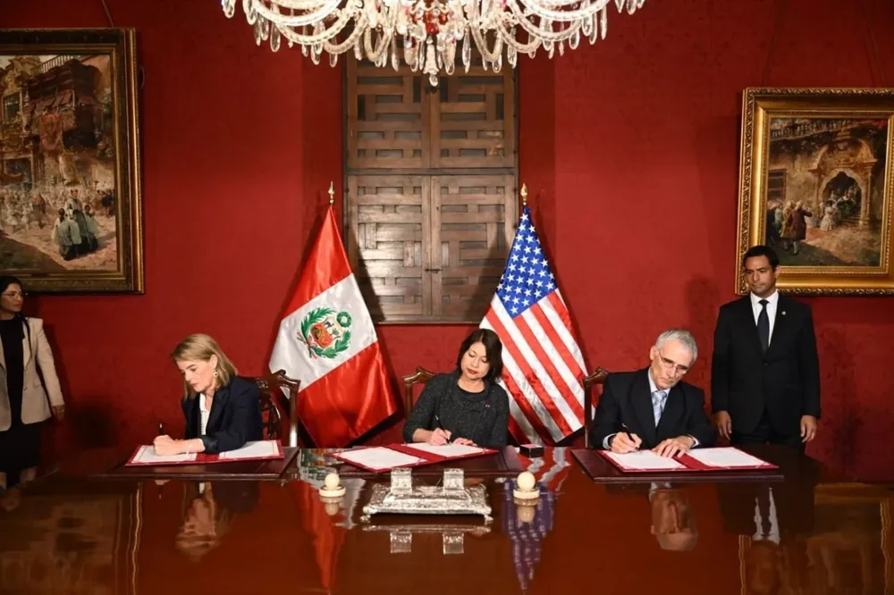 La embajadora de Estados Unidos, Lisa Kenna, y la canciller de Perú, Ana Gervasi, rubrican el Acuerdo de Interceptación Aérea No-Letal.