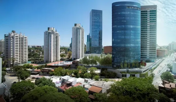 Proyección de la nueva torre en el entorno del complejo WTC en el barrio de Buceo.