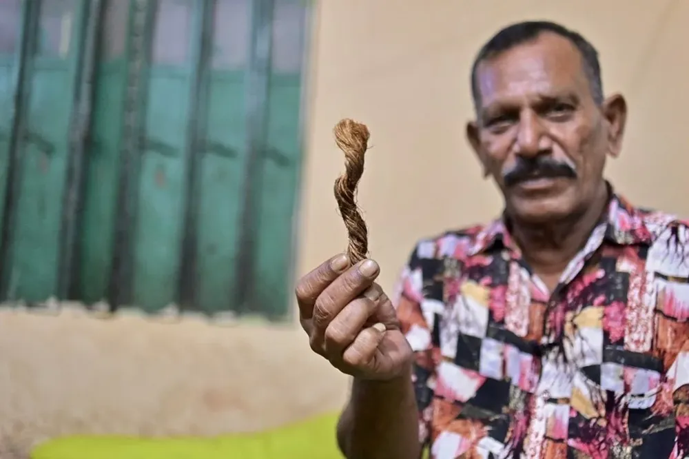 “No puedo dormir con la luz apagada”, dice Bouya mostrando un trozo de las cuerdas que utilizaba en la horca de la prisión.